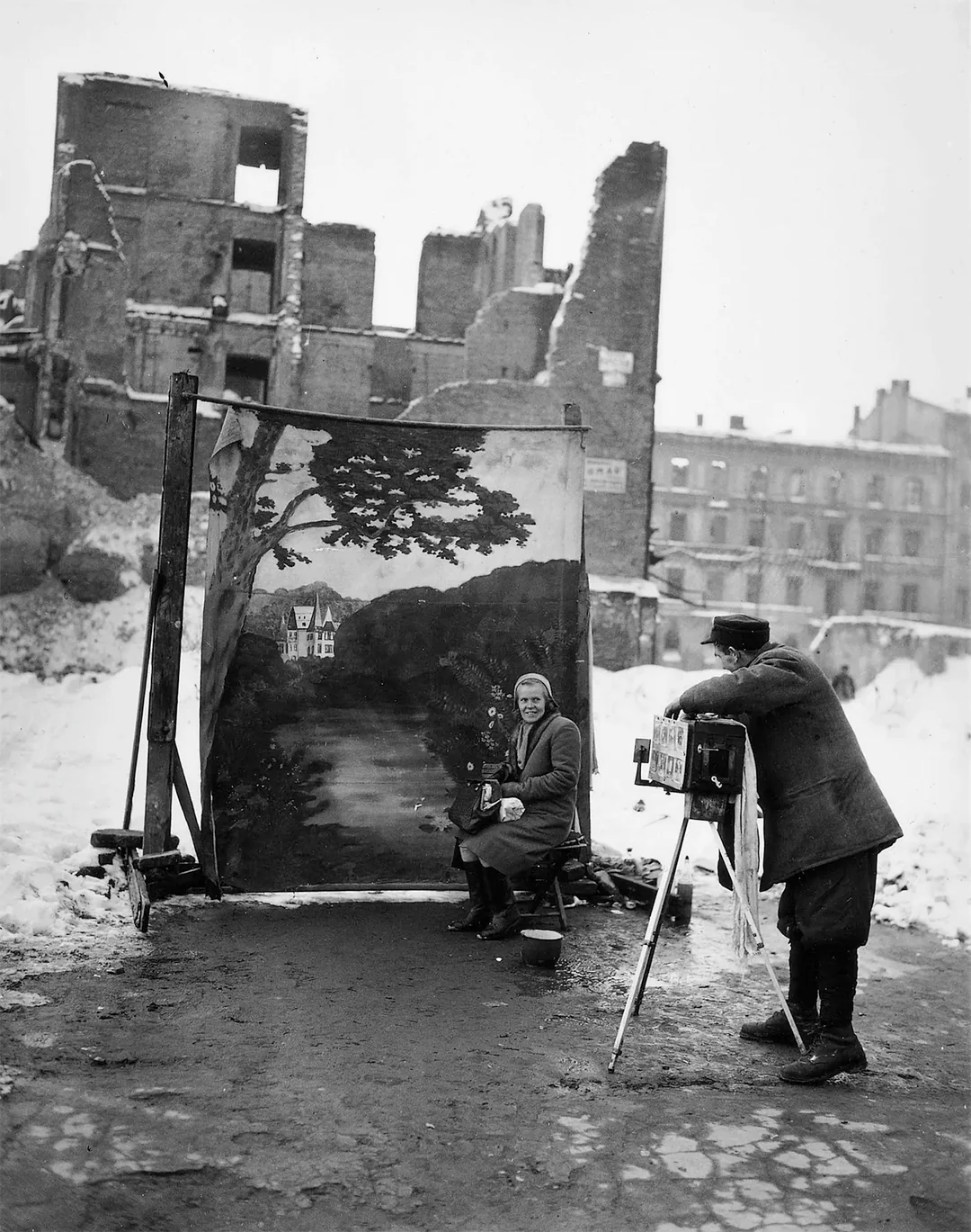 Photographer masks war ruins in Poland, 1946